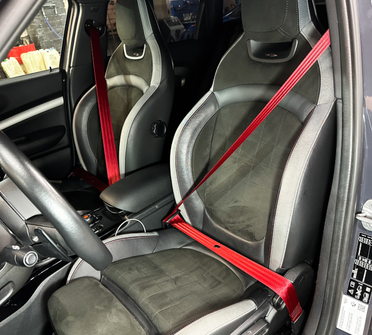 Заменили ремни безопасности переднего ряда на Mini Cooper с чёрных на тёмно красные