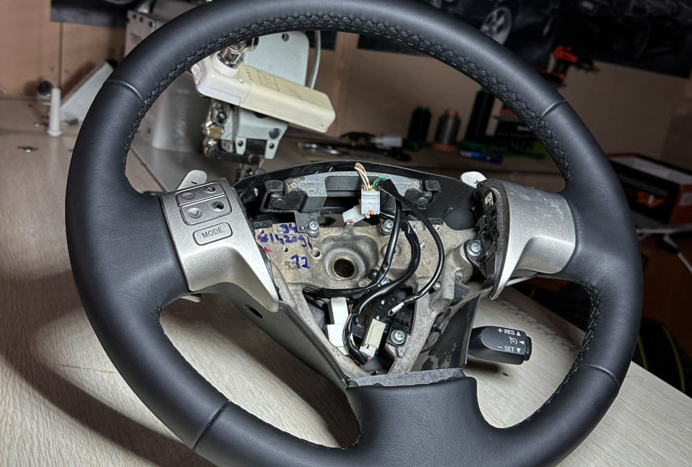 Перетяжка уставшего руля и ручки КПП Toyota Auris в кожу