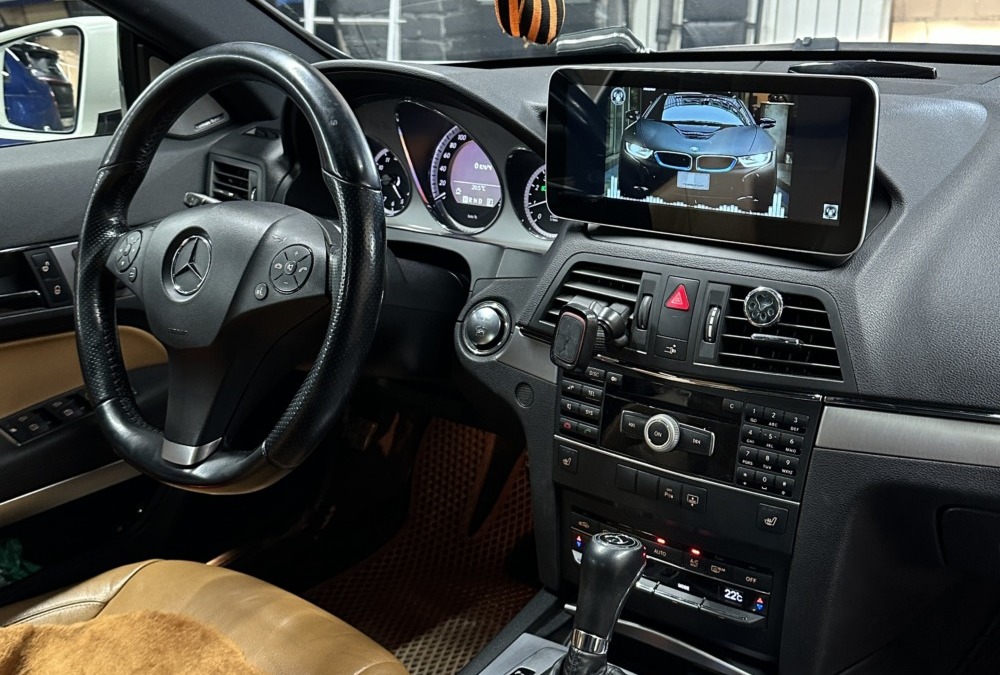 Mercedes E-coupe — заменили маленькое головное устройство на 10-дюймовую мультимедиа на базе Андроид 13