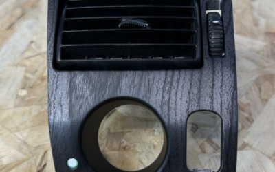 Аквапринт деталей интерьера Mercedes — текстура тёмное матовое дерево