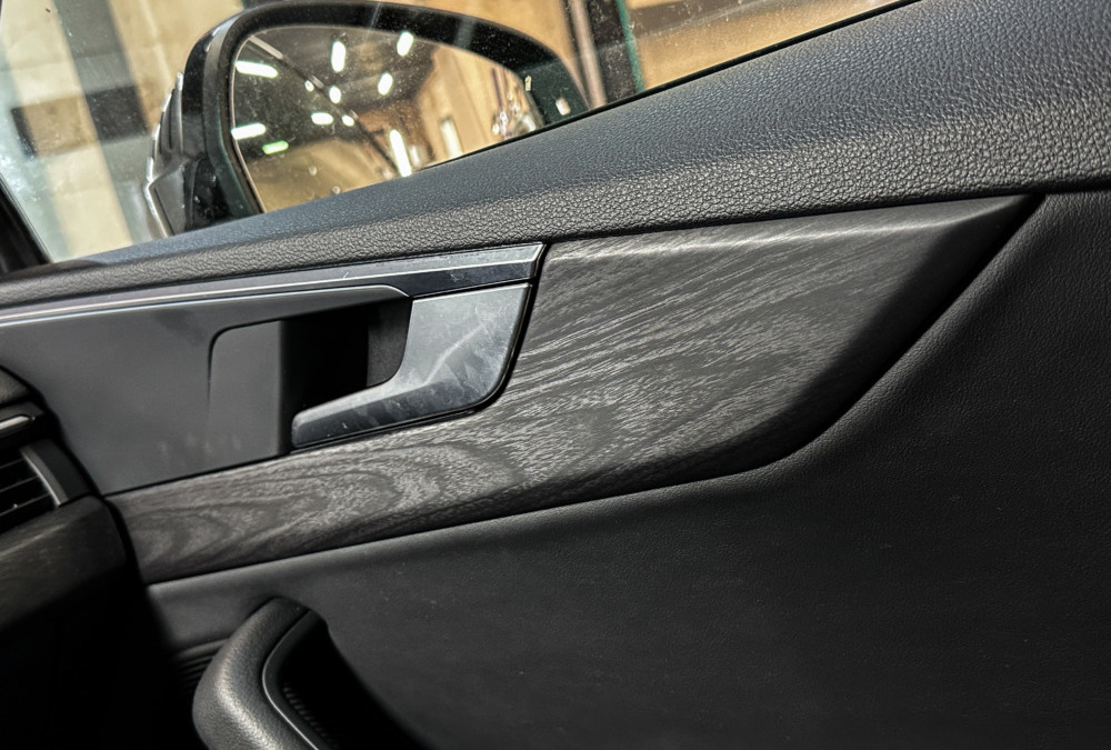 Аквапринт деталей интерьера салон Audi A5 — текстура тёмное дерево под матовым лаком