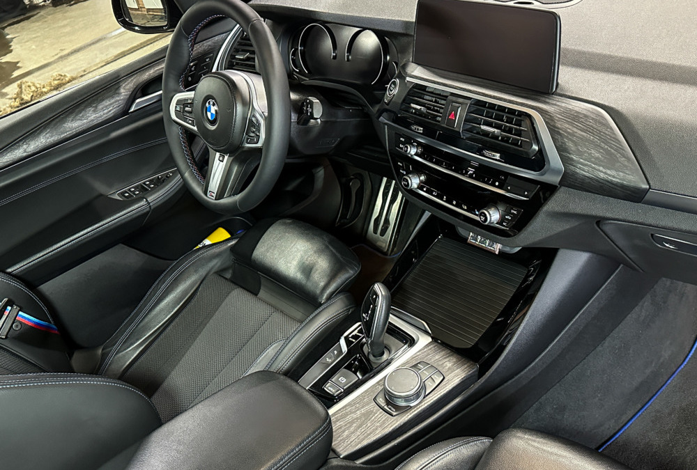BMW X3 — перетяжка руля, ремонт пассажирского сидения, замена ремней, бронирование монитора и аквапринт