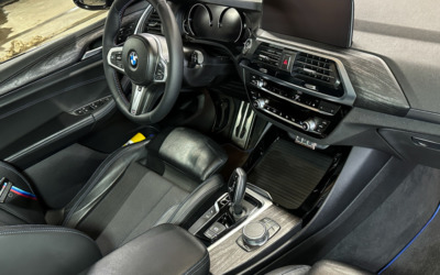 BMW X3 — перетяжка руля, ремонт пассажирского сидения, замена ремней, бронирование монитора и аквапринт