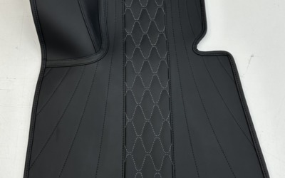 Отшили комплект классических ковров для BMW X7 из кожи в салон и багажник