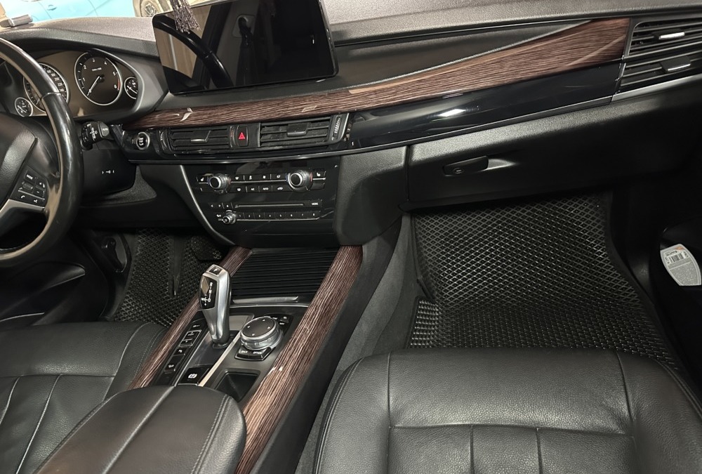 Аквапринт деталей интерьера BMW X5 — коричневое дерево под глянцевым лаком