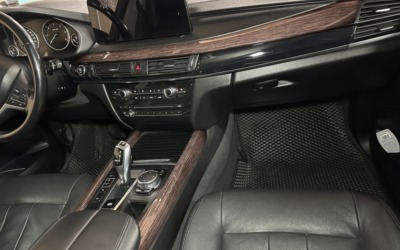 Аквапринт деталей интерьера BMW X5 — коричневое дерево под глянцевым лаком