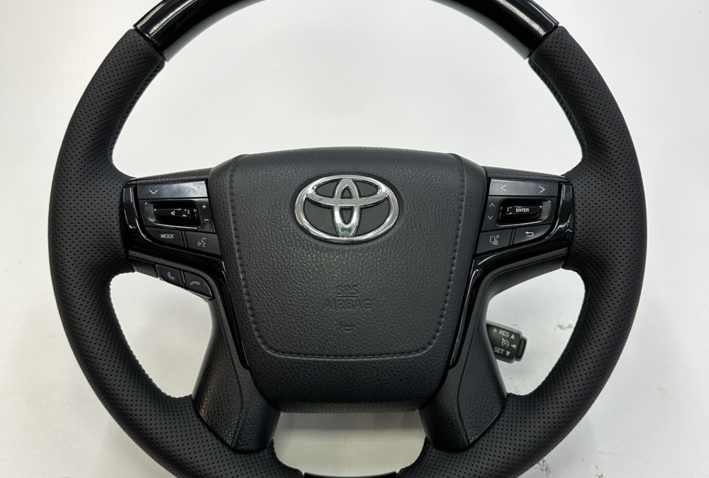 Toyota Land Cruiser 200 — перетяжка боковых вставок на руле в экокожу в один стиль с ручкой КПП