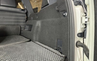 Перетяжка пластика в багажнике Toyota Land Cruiser в износостойкий материал карпет
