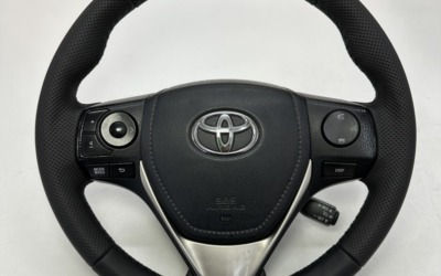 Перетяжка сильно потрёпанного руля Toyota RAV4 в натуральную кожу