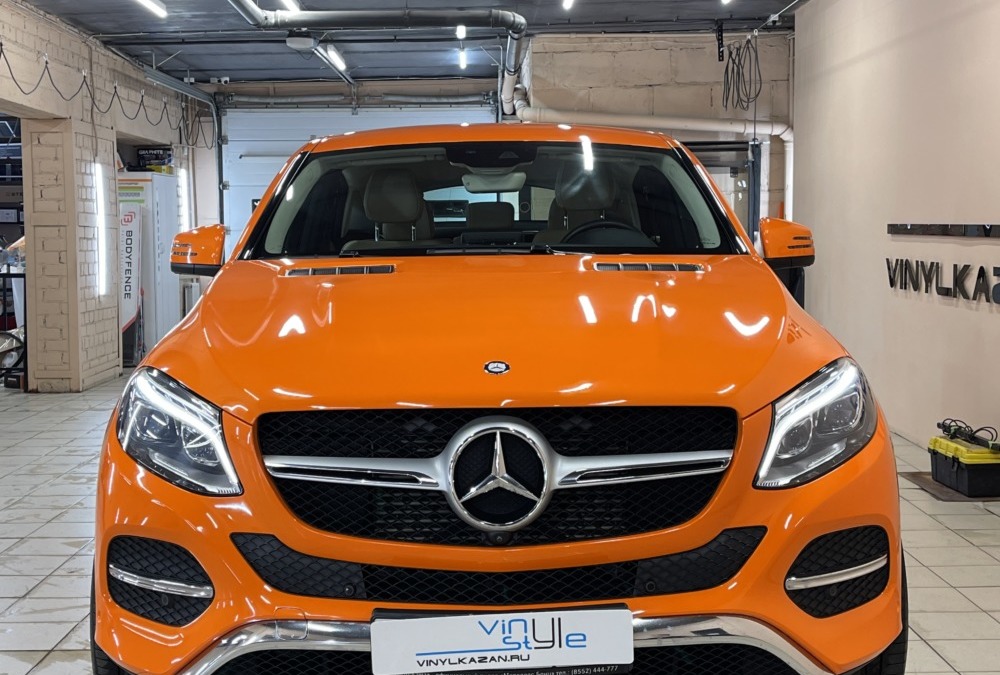 Mercedes GLE 350 на смене цвета из белого в сочный оранжевый