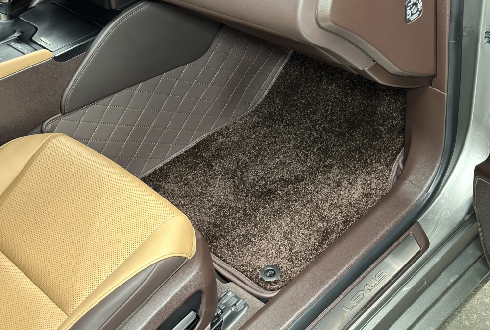Lexus ES 250 — отшили красивый комплект ковров в 2 ряда: коричневые 3D ковры из экокожи, сверху ворсовые
