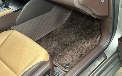 Lexus ES 250 — отшили красивый комплект ковров в 2 ряда: коричневые 3D ковры из экокожи, сверху ворсовые