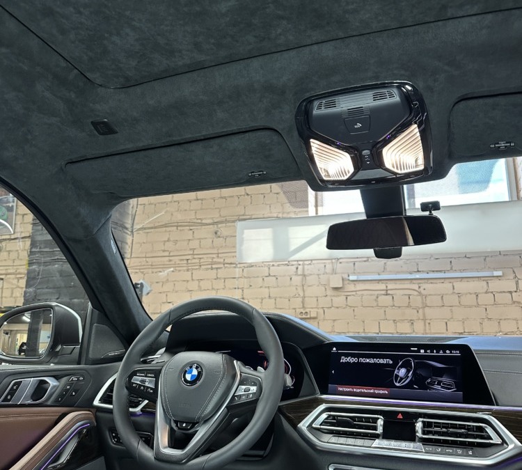Перетяжка потолка BMW X6 в алькантару, покраска потолочного пластика, перетяжка руля, реставрация кожи