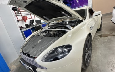 Aston Martin — пропуски и неравномерная работа двигателя, замена хомута патрубка и чистка дроссельной заслонки
