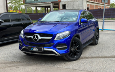 Оклейка кузова автомобиля Mercedes GLE пленкой синего цвета