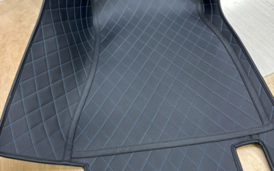 В салон BMW 5 series отшили комплект кожаных 3D ковров