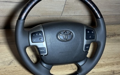 Обновили руль от Toyota Land Cruiser 200 — аквапринт и перетяжка натуральной тёмно-коричневой кожей с перфорацией