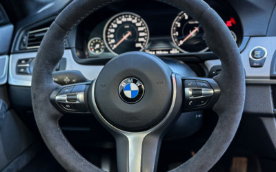 Перетяжка руля BMW 5 series в алькантару цвета антрацит под общий стиль салона