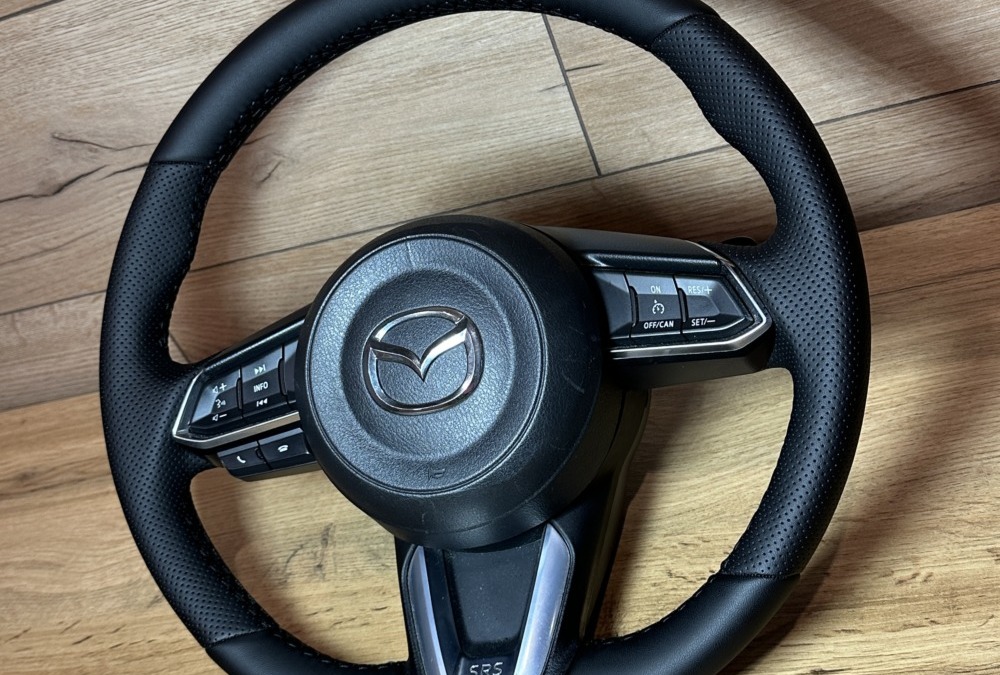 Перетяжка руля Mazda 3 в экокожу со вставками из псевдоперфорации