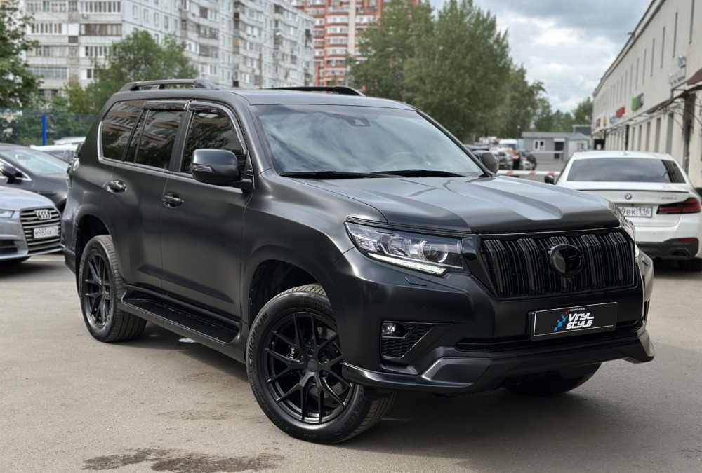 Toyota Land Cruiser Prado — перешили потолок, покрасили потолочный пластик и элементы салона, сделали гравировку, пошив ковриков и многое другое