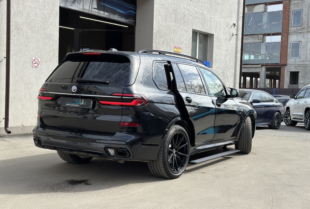 Электрические выдвижные пороги установлены нами на новый BMW X7