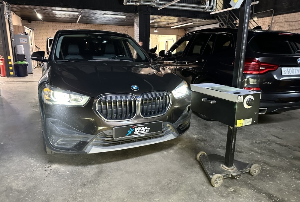 BMW X1 2021 года — установка светодиодных 2-х чиповых bi-led модули Aozoom A19
