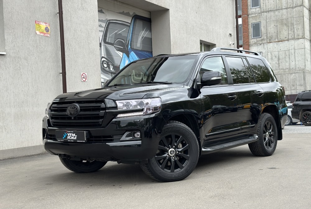 Toyota Land Cruiser 200 — полировка и бронирование кузова, нанесение керамического состава, антихром и другие услуги