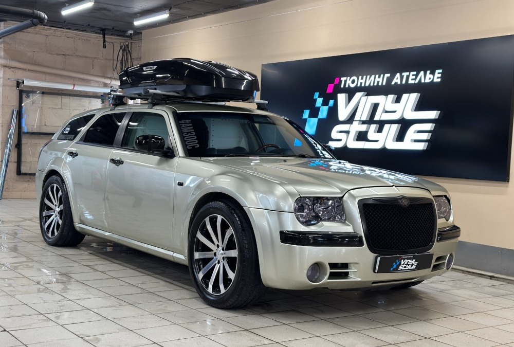 Оклейка кузова автомобиля Chrysler 300C пленкой песочного оттенка