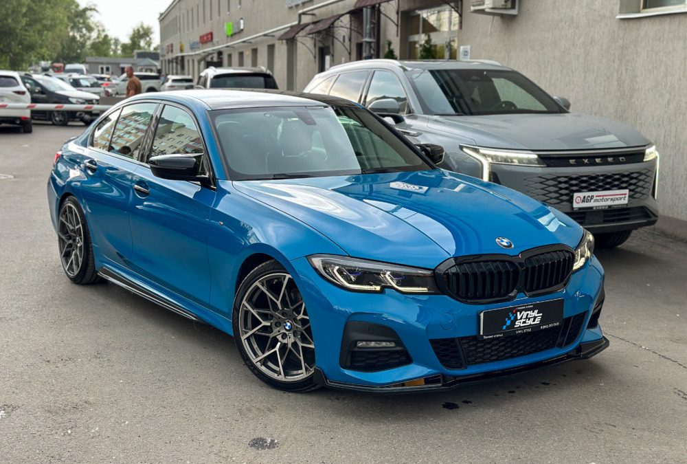 Оклейка кузова автомобиля BMW 3 серии в кузове G20 пленкой с оттенком синего цвета