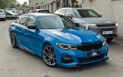 Оклейка кузова автомобиля BMW 3 серии в кузове G20 пленкой с оттенком синего цвета