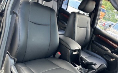 Toyota Land Cruiser Prado — ремонт и перетяжка сидений, подлокотников и вставок в дверных картах черной гладкой экокожей, перетяжка потолка