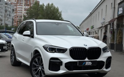 Бронирование кузова BMW X5 матовой пленкой, установка системы кругового обзора, химчистка салона, покраска насадок и диффузора