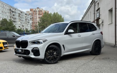 Бронирование кузова BMW X5 цветной полиуретановой пленкой Nardo Gray