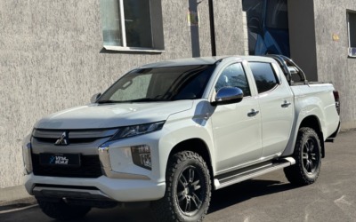 Mitsubishi L200 —  установили мультимедиа и камеру, компонентную акустику JBL, в задние — коаксиальные динамики JBL