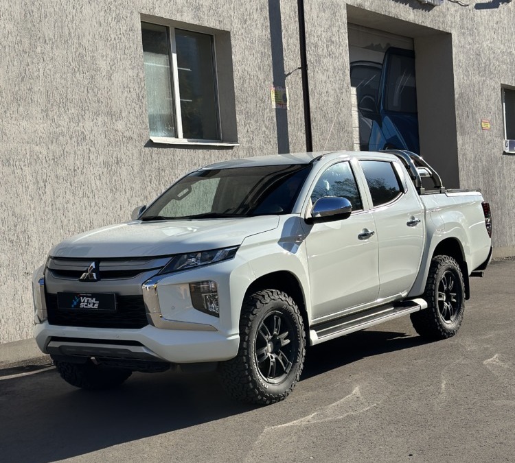 Mitsubishi L200 —  установили мультимедиа и камеру, компонентную акустику JBL, в задние — коаксиальные динамики JBL