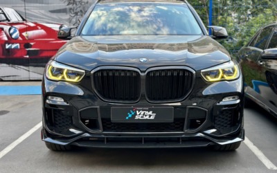 BMW X5 — перетяжка потолка черной алькантарой и покраска потолочного пластика, замена лам ДХО на желтые