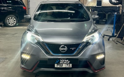 Nissan Note — установили bi-led модули привезённые самим владельцем