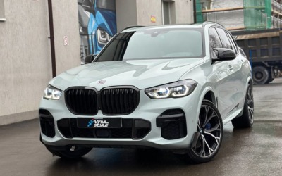 BMW X5 — бронирование кузова цветной полиуретановой пленкой, пошив комплекта ковров