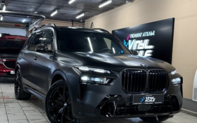 BMW X7 — оклейка кузова черной матовой полиуретановой пленкой, пошив ковриков, установка StarLine S97 и порогов