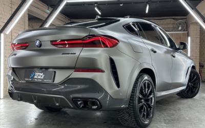 BMW X6 — русификация, бронирование матовой пленкой, антихром, автосигнализация и пошив ковров