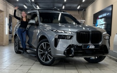 BMW X7 — чистка сидений от прокраса от джинс и нанесение керамики, пошив подушек, установка электропорогов