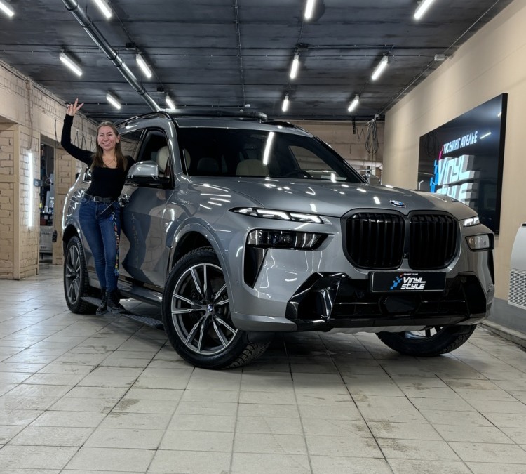 BMW X7 — чистка сидений от прокраса от джинс и нанесение керамики, пошив подушек, установка электропорогов