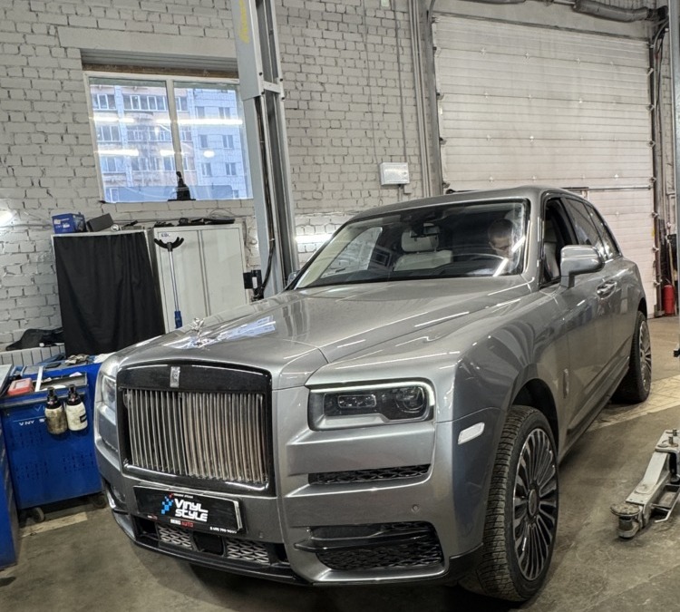 Rolls-Royce Cullinan на замене передних тормозных колодок
