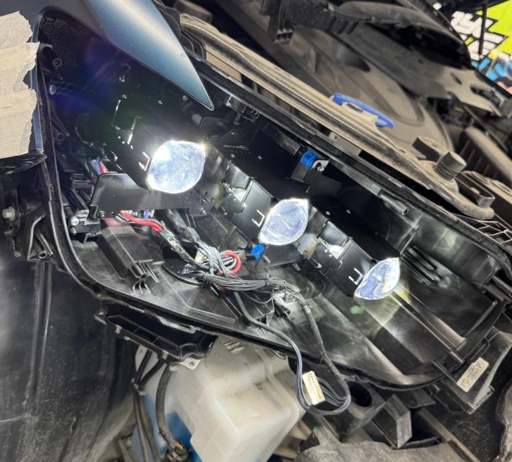 Geely Monjaro — установка специального комплекта bi led модулей