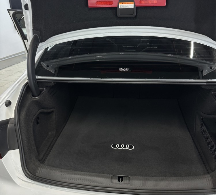 Пошив ковра в багажник автомобиля Audi A4