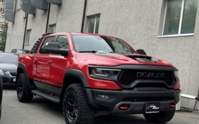 Dodge RAM TRX на установке бесштыревых доводчиков дверей и шумоизоляции салона
