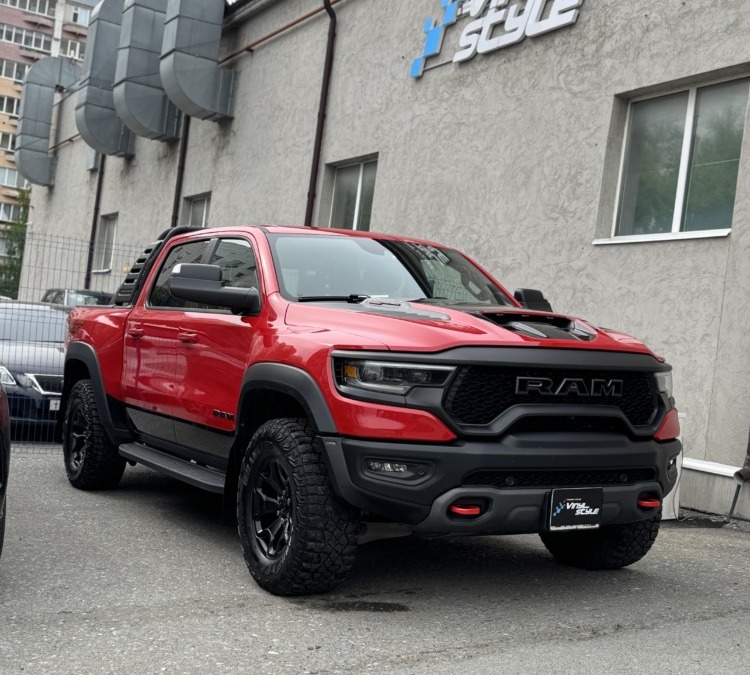 Dodge RAM TRX на установке бесштыревых доводчиков дверей и шумоизоляции салона