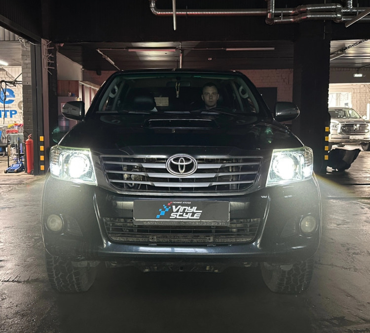 Toyota Hilux — установили светодиодные bi-led модули GTR G5 MAX