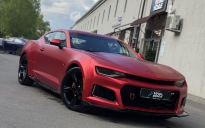 Оклейка автомобиля Chevrolet Camaro красной матовой сатиновой пленкой