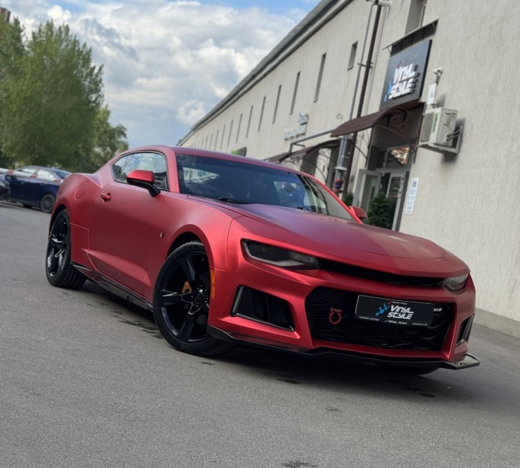 Оклейка автомобиля Chevrolet Camaro красной матовой сатиновой пленкой